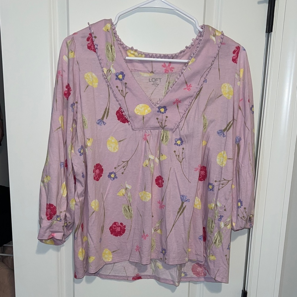 LOFT Outlet Floral Blouse size XL light lavender perfect for spring!